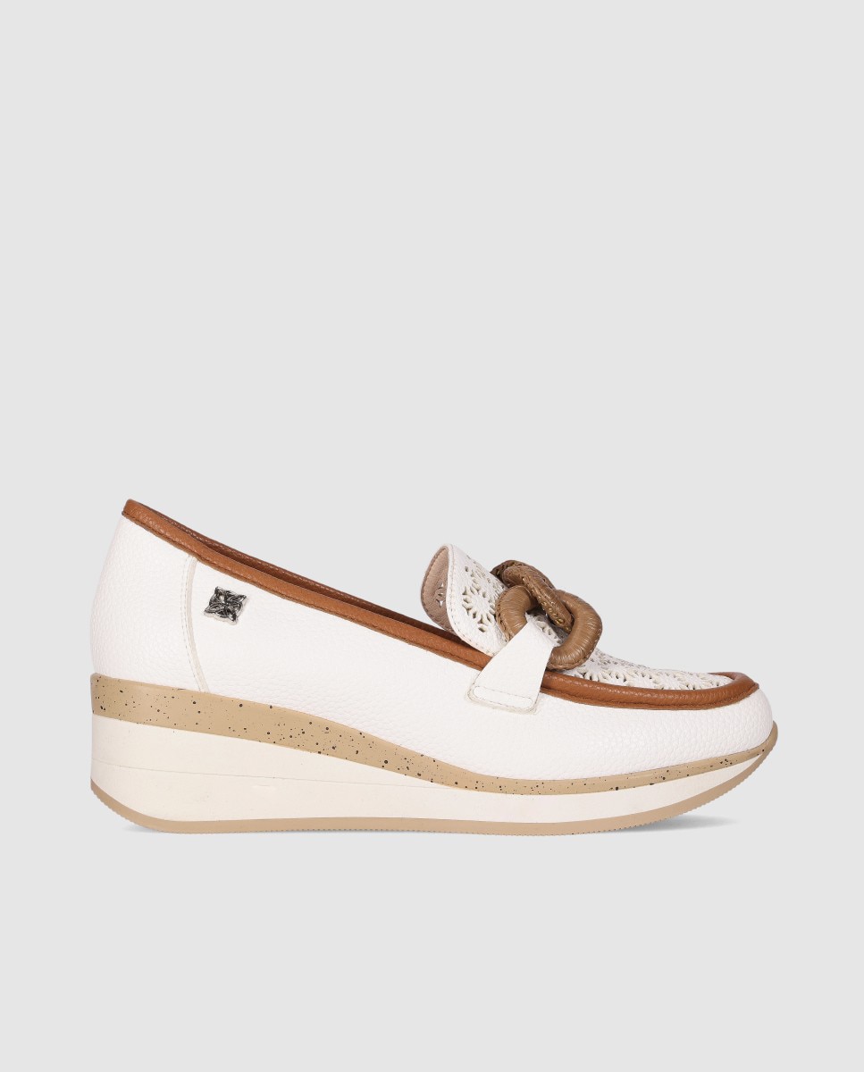 Imagen 0 de Mocasines planos de mujer diseñados en piel con detalle decorativo frontal Blanco