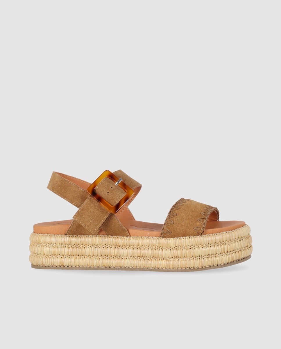 Sandalias planas de mujer en serraje, con maxi hebilla y suela trenzada - Chika10 - Marrón claro Marrón claro-1