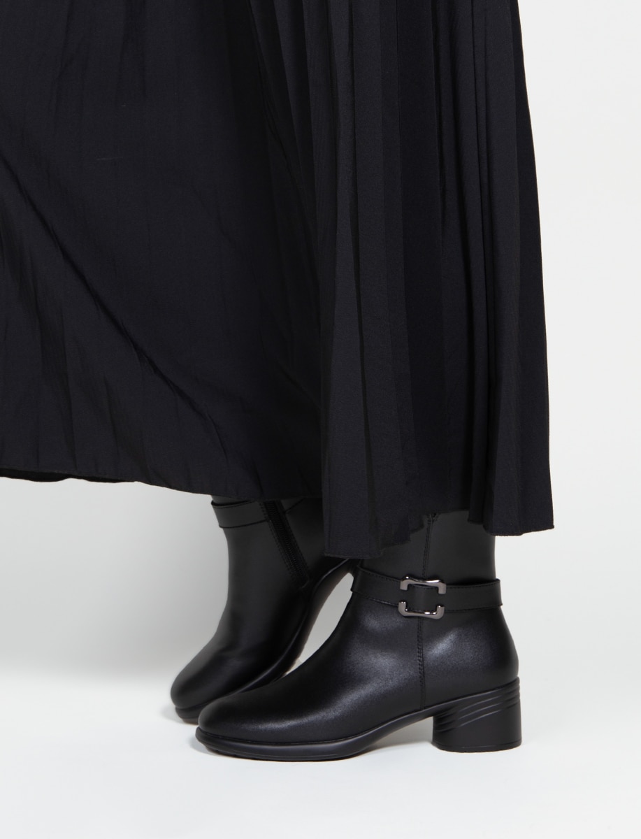 Botines básicos de mujer en piel con diseño elegante y tacón ancho - Chika10 - Negro Negro-2