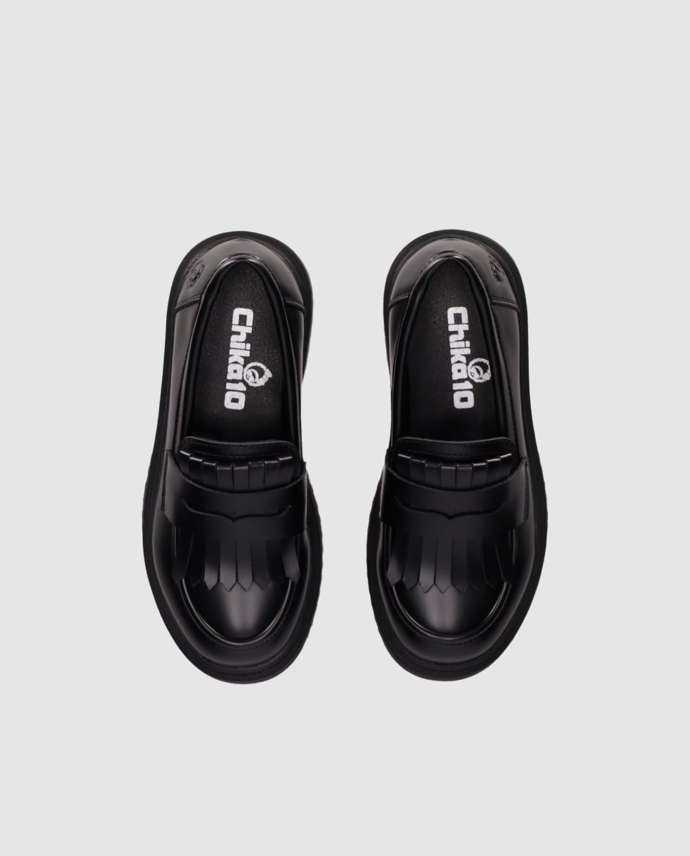 Zapato mocasín de niña con superficia lisa pulida y detalle de flecos - Chika10 - Negro Negro-4