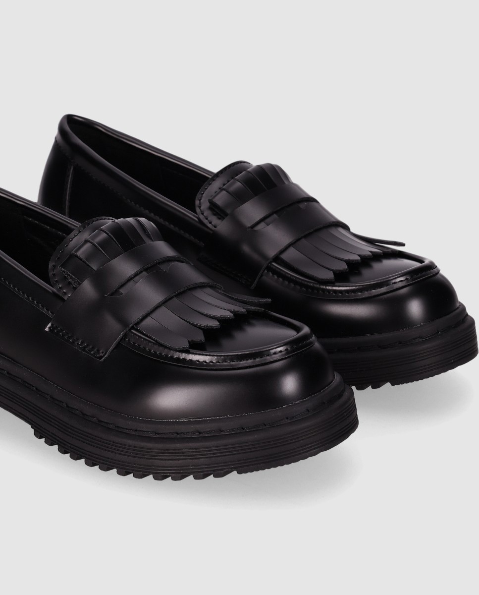 Zapato mocasín de niña con superficia lisa pulida y detalle de flecos - Chika10 - Negro Negro-5