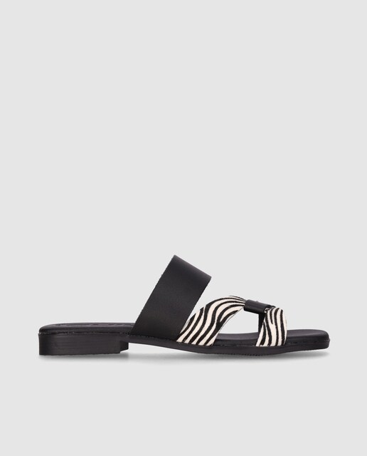 Imagen 0 de Sandalias planas en piel de mujer con diseño asimétrico y puntera redonda