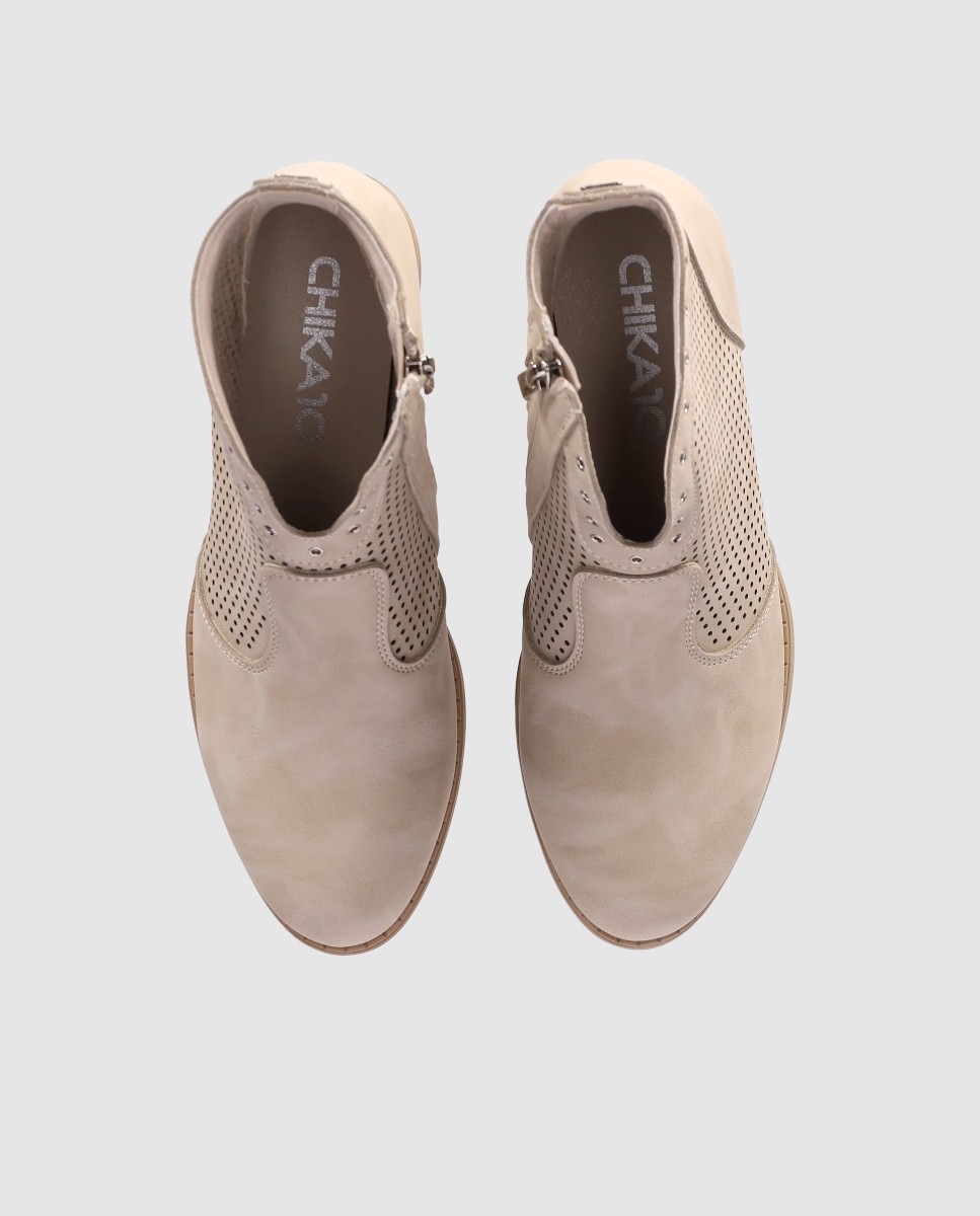 Botines básicos de mujer de tacón bajo con diseño microperforado y detalles metálicos decorativos - Chika10 - Beige Beige-4