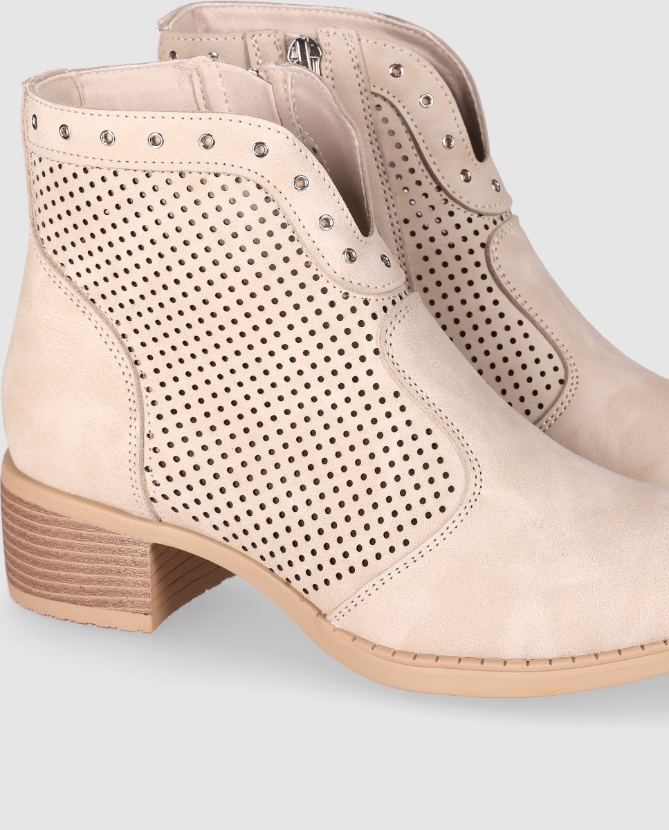 Botines básicos de mujer de tacón bajo con diseño microperforado y detalles metálicos decorativos - Chika10 - Beige Beige-5
