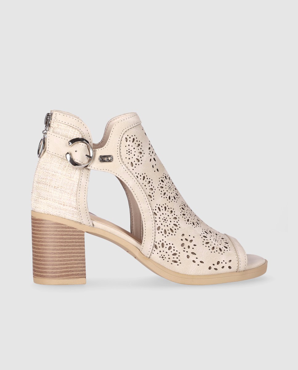 Chika10 - Sandalias de tacón medio de mujer con diseño de troquelado floral y puntera abierta.
