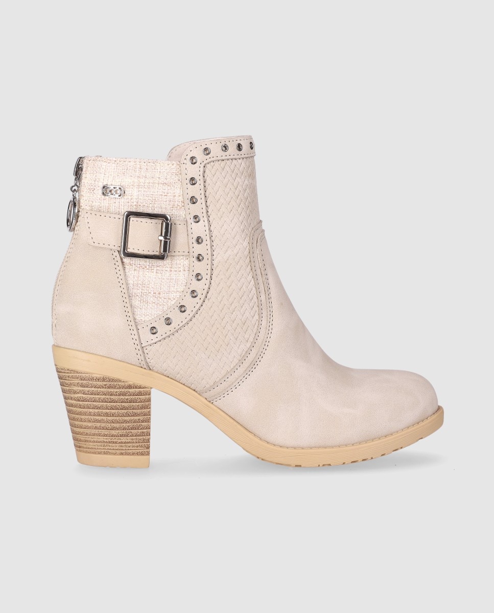 Imagen 0 de Botines cowboy de mujer con diseño texturizado y hebilla lateral con remaches metálicos decorativos Beige