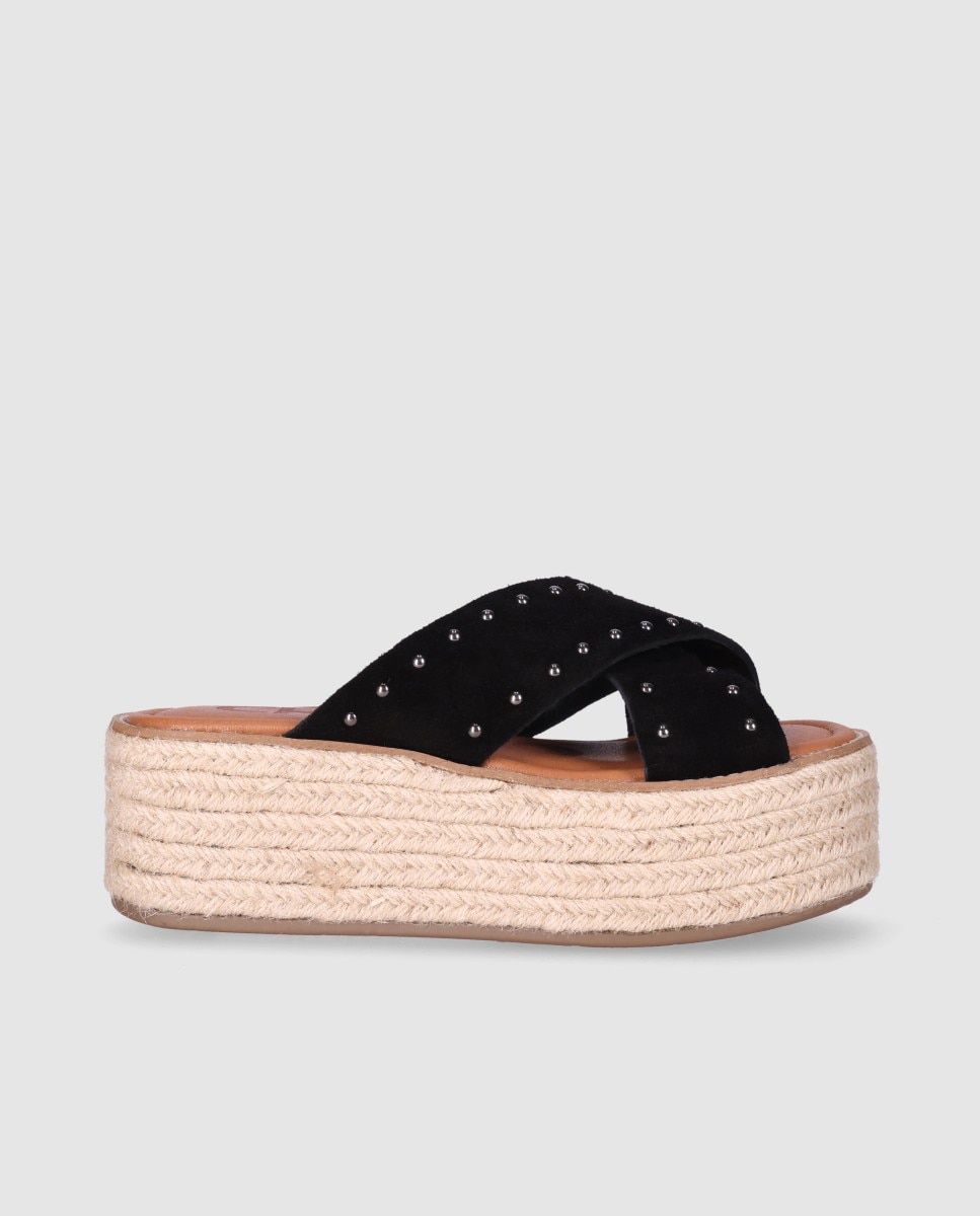 Chika10 - Alpargatas planas de mujer con tiras anchas cruzadas de piel y detalles metálicos decorativos.