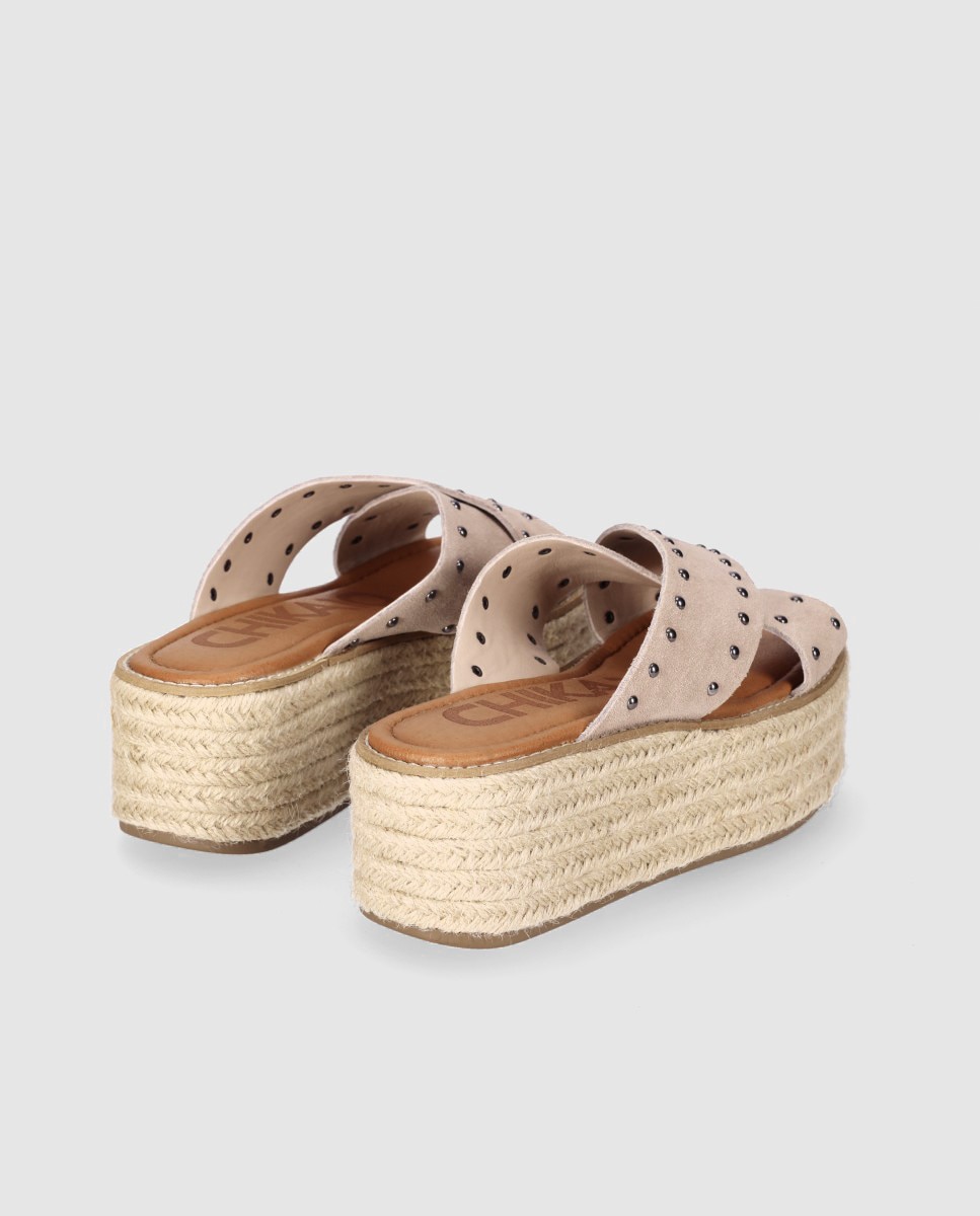 Chika10 - Alpargatas planas de mujer con tiras anchas cruzadas de piel y detalles metálicos decorativos.