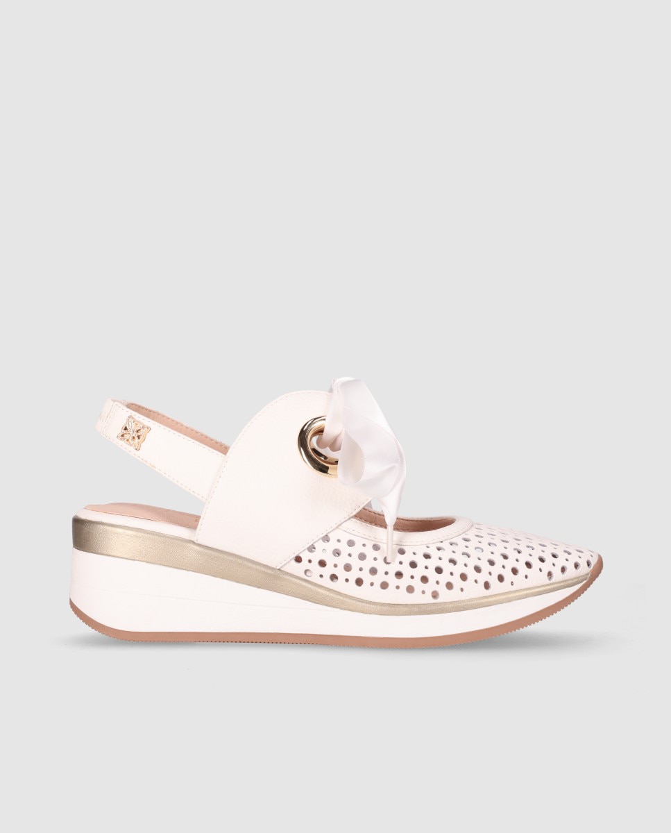 Chika10 - Sandalias de cuña baja de mujer en piel destalonadas con detalle de lazo ancho en el empeine.
