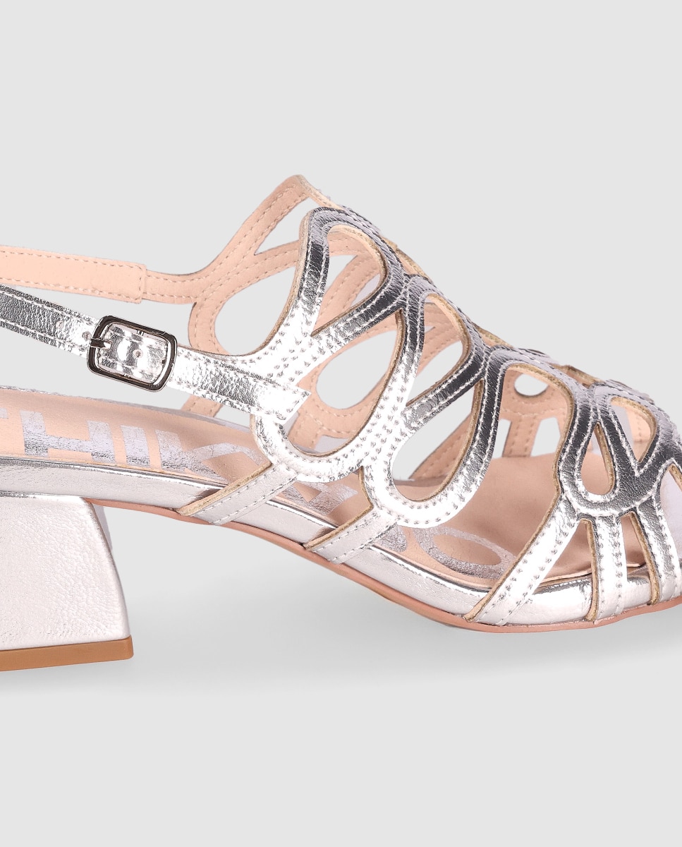 Sandalias de tacón ancho de mujer con diseño sofisticado de tiras curvas enlazadas y cierre de hebilla - Chika10 - Plata Plata-5