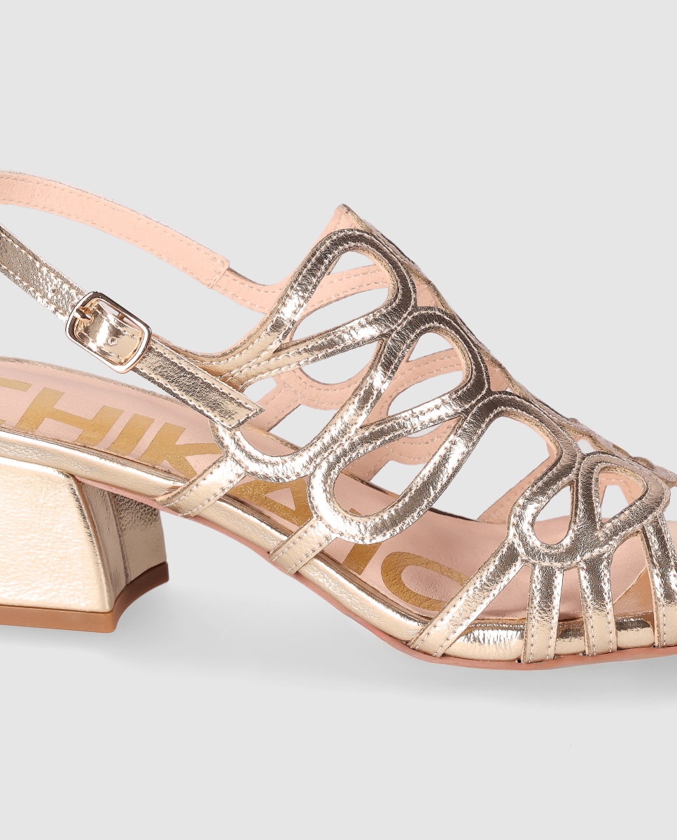 Sandalias de tacón ancho de mujer con diseño sofisticado de tiras curvas enlazadas y cierre de hebilla - Chika10 - Oro Oro-5