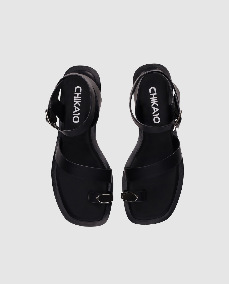Sandalias planas de mujer con estilo minimalista con anilla al dedo y cierre al tobillo con hebilla - Chika10 - Negro Negro-4