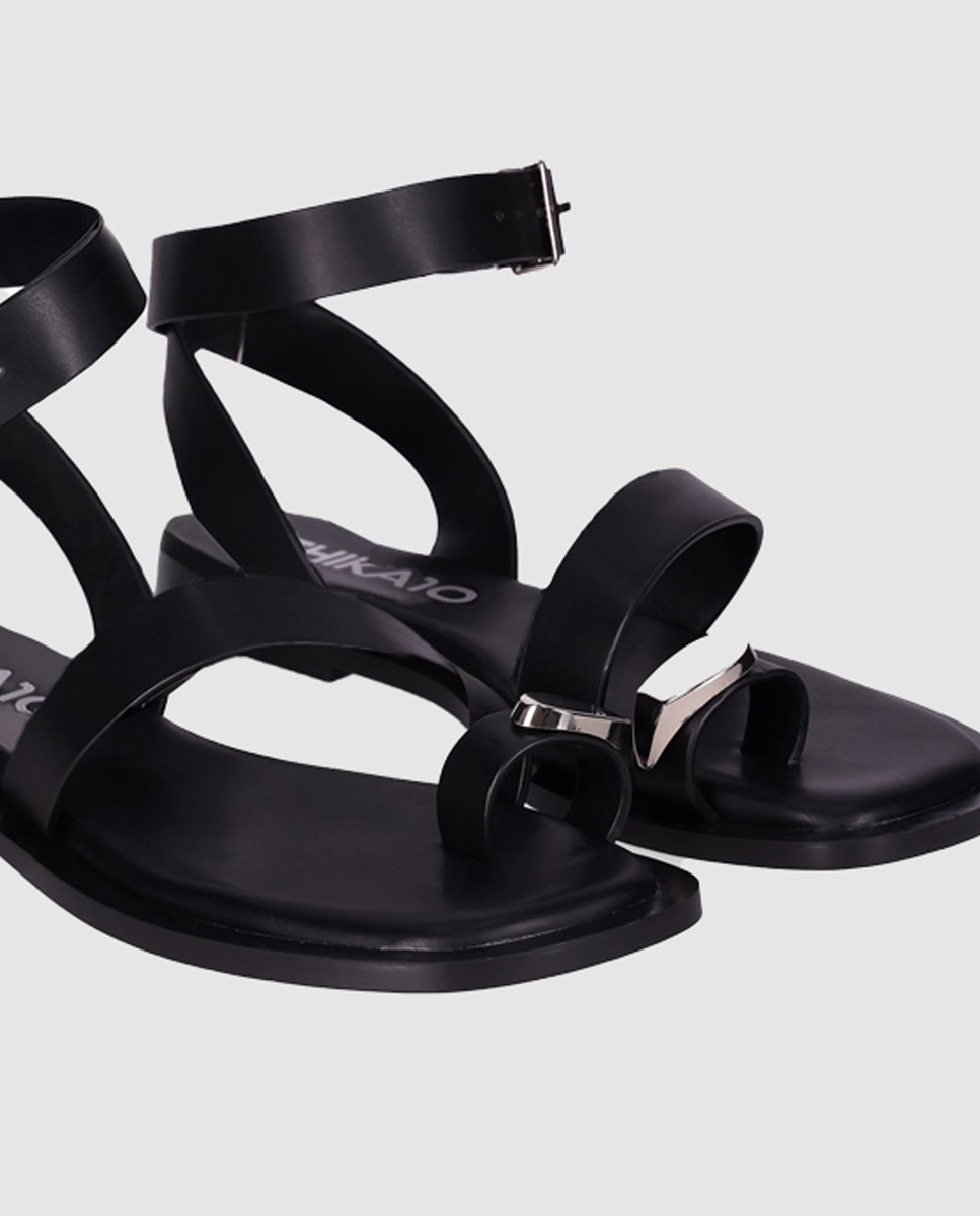 Sandalias planas de mujer con estilo minimalista con anilla al dedo y cierre al tobillo con hebilla - Chika10 - Negro Negro-5