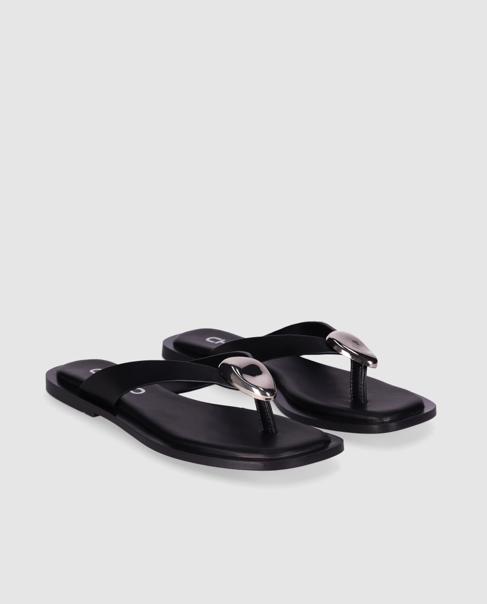 Sandalias planas de mujer con tira al dedo y detalle metálico decorativo en el frontal - Chika10 - Negro Negro-3