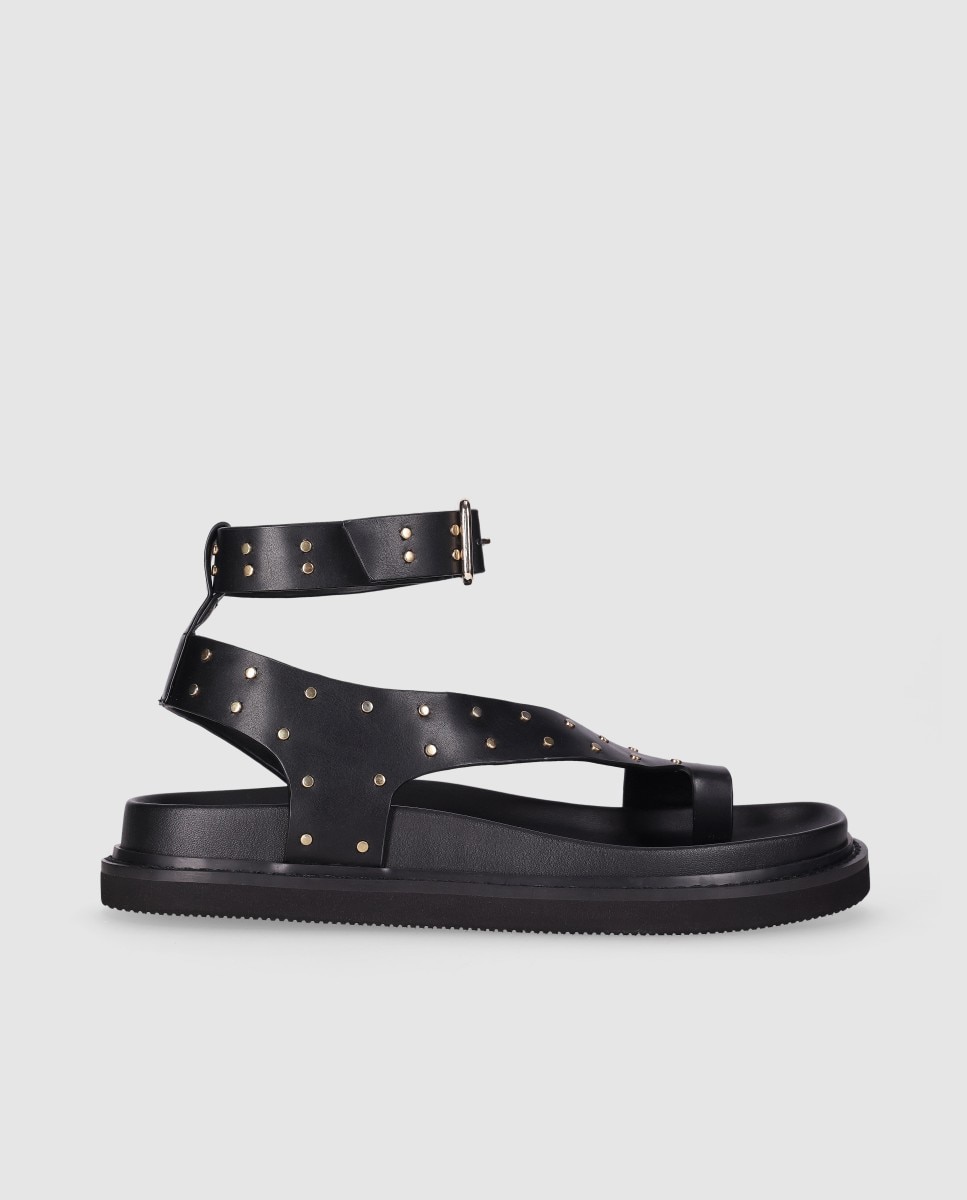 Chika10 - Sandalias planas de mujer con tiras anchas y estilo moderno con detalles metalicos decorativos.