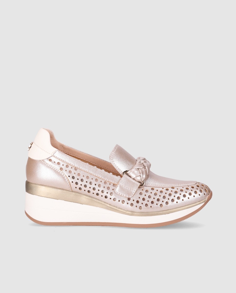 Chika10 - Zapatos confort de mujer diseñados en piel troquelada con cuña baja y detalle decorativo en el empeine.