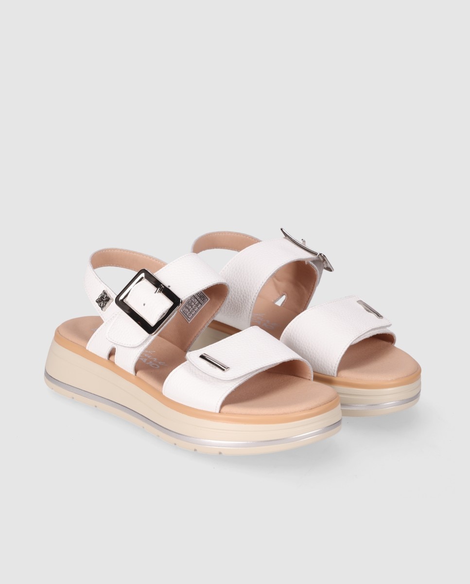 Sandalias planas de mujer diseñadas en piel con plantilla acolchada y tira ancha con maxi hebilla - Chika10 - Blanco Blanco-3