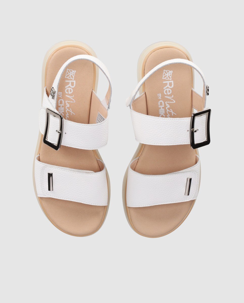 Sandalias planas de mujer diseñadas en piel con plantilla acolchada y tira ancha con maxi hebilla - Chika10 - Blanco Blanco-4