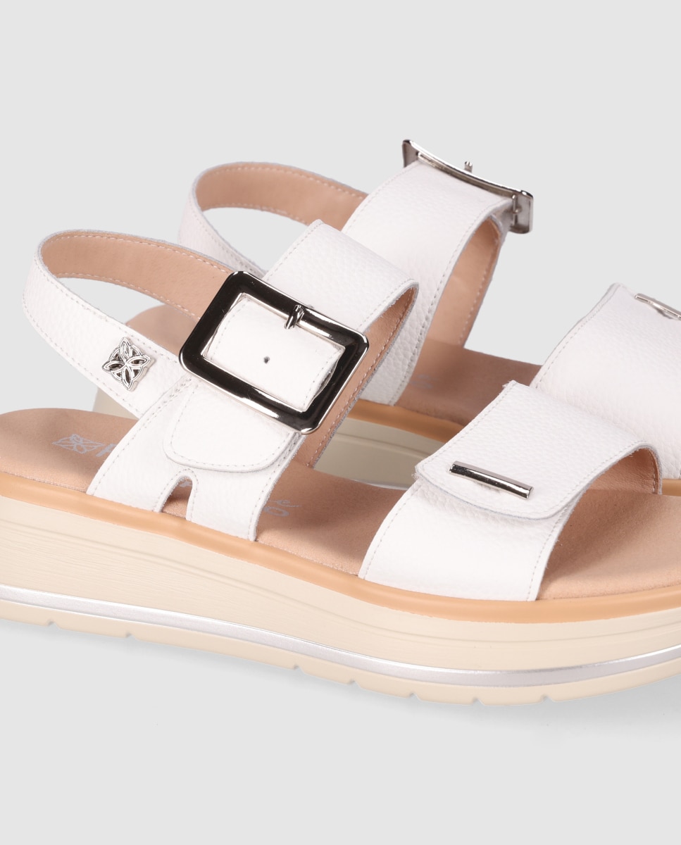 Sandalias planas de mujer diseñadas en piel con plantilla acolchada y tira ancha con maxi hebilla - Chika10 - Blanco Blanco-5