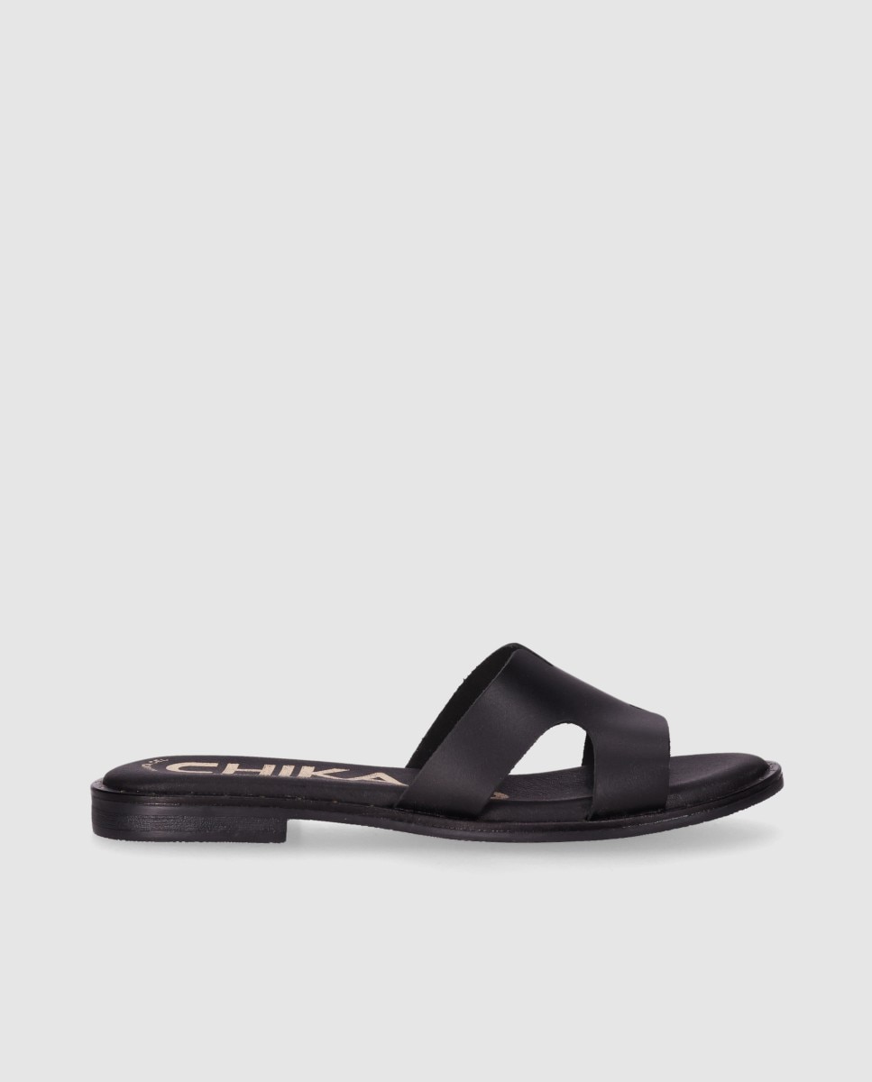 Chika10 - Sandalias planas de mujer realizadas en piel con corte simétrico y plantilla acolchada.