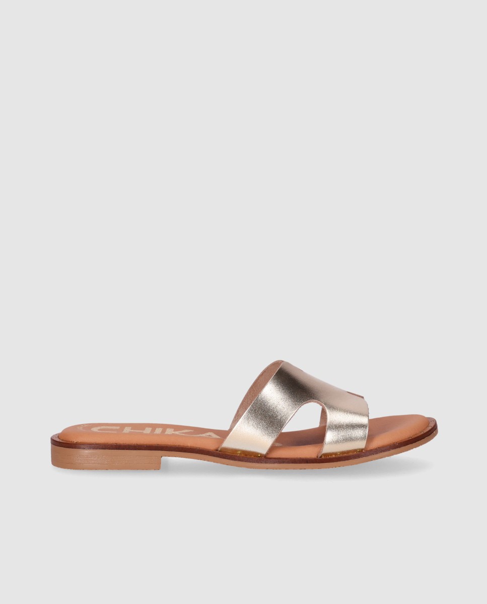 Sandalias planas de mujer realizadas en piel con corte simétrico y plantilla acolchada - Chika10 - Oro Oro-1