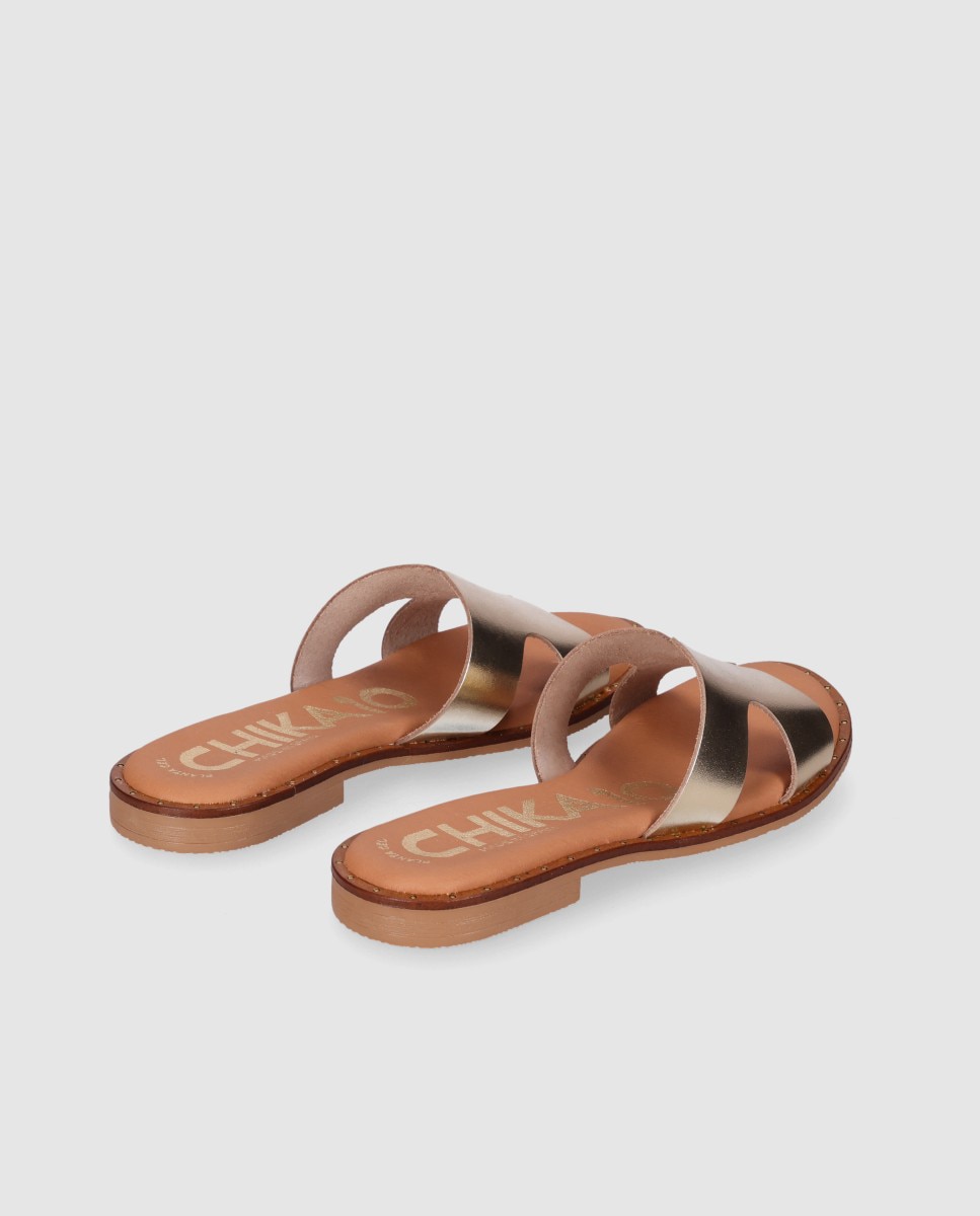 Sandalias planas de mujer realizadas en piel con corte simétrico y plantilla acolchada - Chika10 - Oro Oro-2