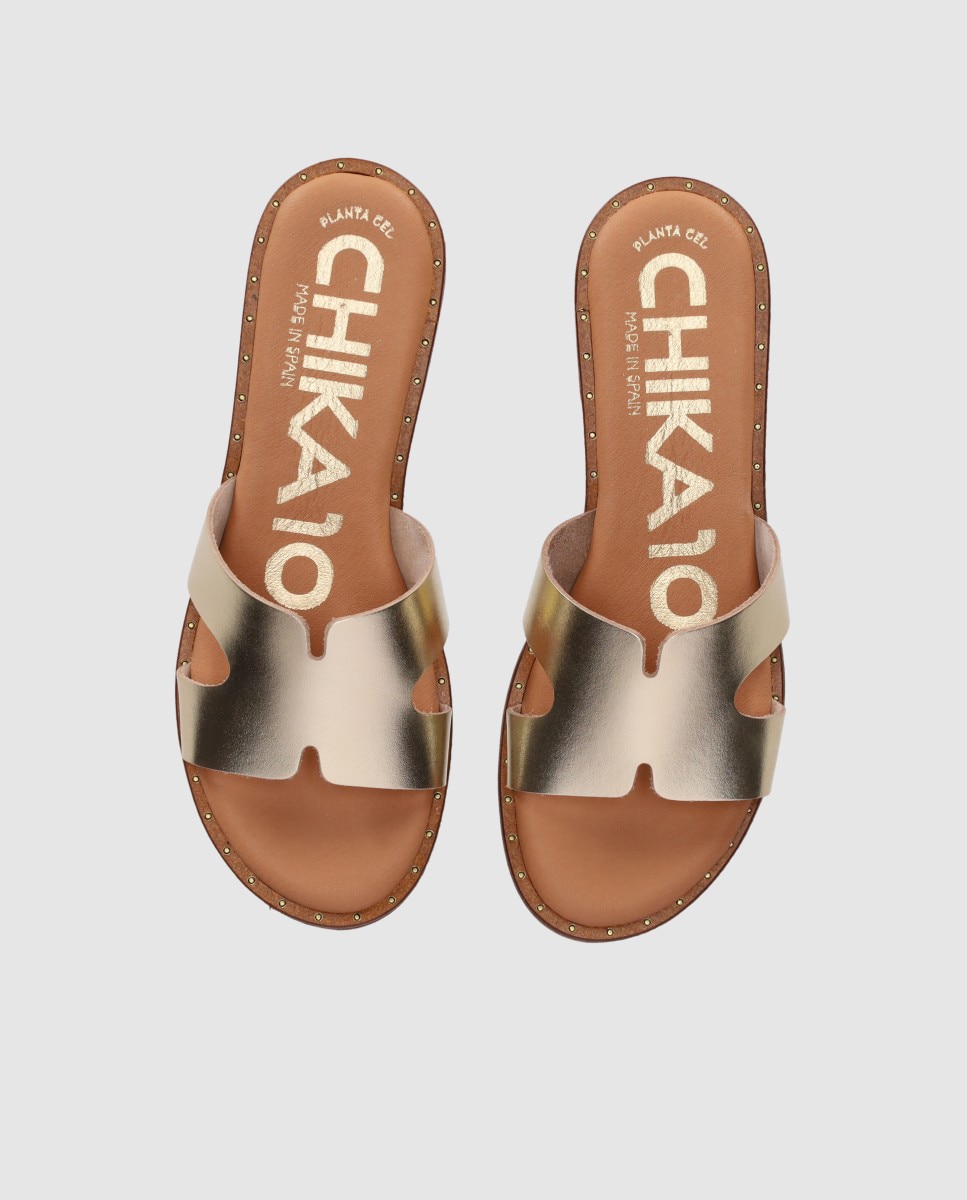 Sandalias planas de mujer realizadas en piel con corte simétrico y plantilla acolchada - Chika10 - Oro Oro-4
