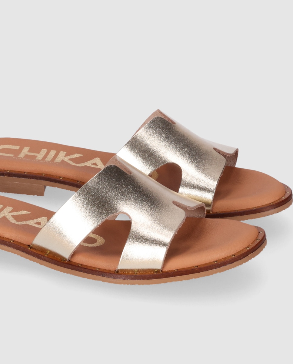 Sandalias planas de mujer realizadas en piel con corte simétrico y plantilla acolchada - Chika10 - Oro Oro-5
