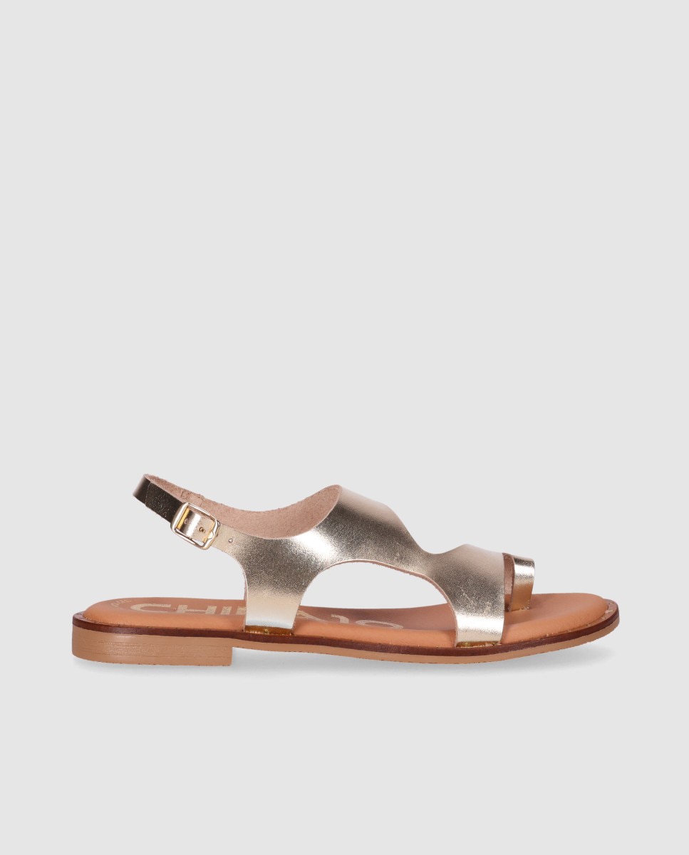 Chika10 - Sandalias planas de mujer realizadas en piel con cierre de hebilla y corte asimétrico.