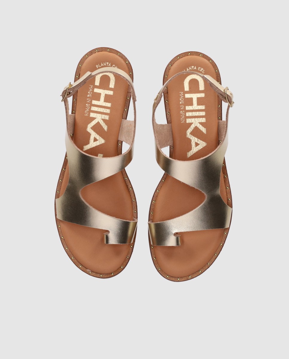 Sandalias planas de mujer realizadas en piel con cierre de hebilla y corte asimétrico - Chika10 - Oro Oro-4