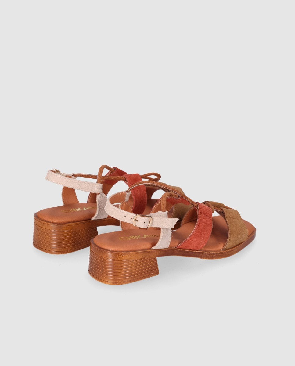 Chika10 - Sandalias de tacón bajo de mujer realizadas en piel con diseño multitira y cierre de hebilla.