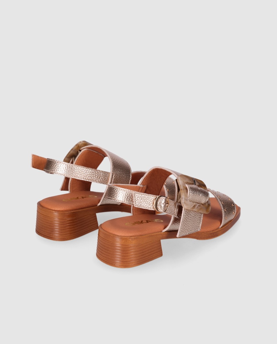Sandalias de tacón de mujer en piel con doble tira frontal y maxi hebilla decorativa - Chika10 - Oro Oro-3