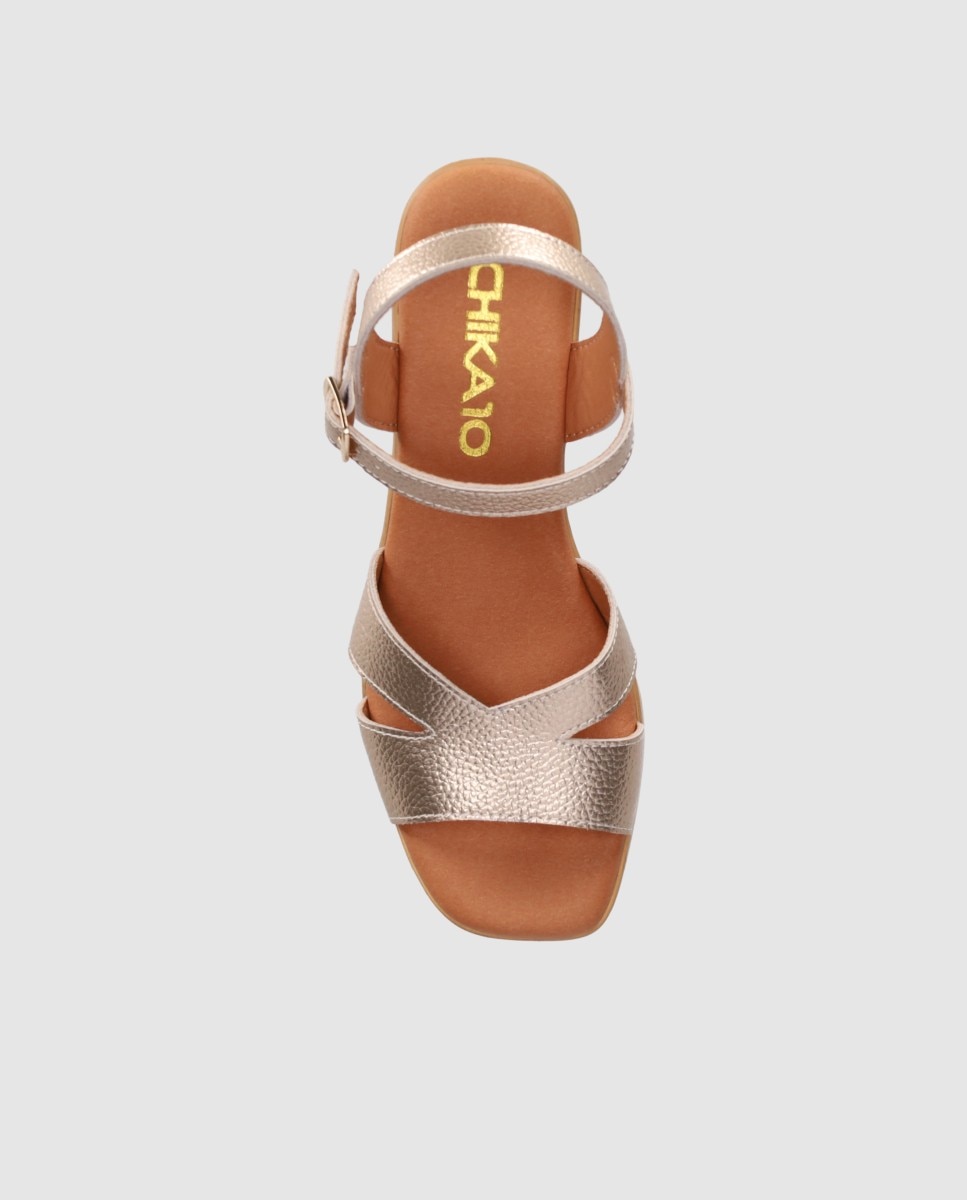 Sandalias de tacón bajo de mujer en piel con plataforma efecto madera y pala de corte simétrico - Chika10 - Oro Oro-4
