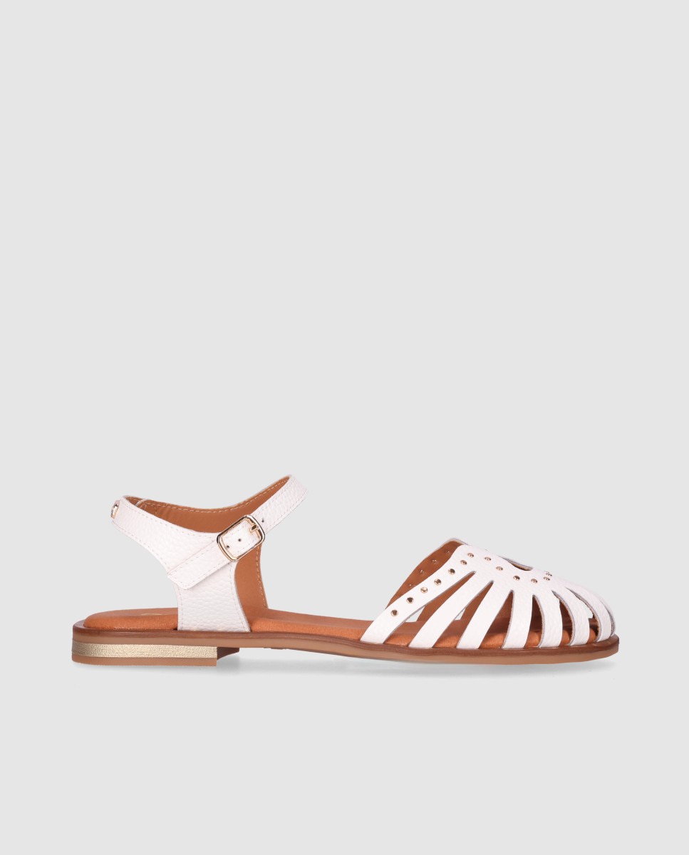 Chika10 - Sandalias planas de mujer realizadas en piel estilo cangrejera destalonadas con tachas decorativas.