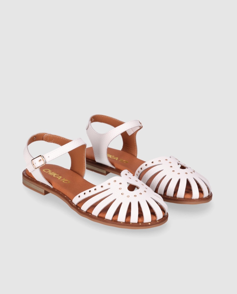 Sandalias planas de mujer realizadas en piel estilo cangrejera destalonadas con tachas decorativas - Chika10 - Blanco Blanco-3