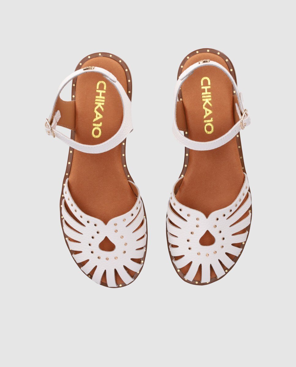Sandalias planas de mujer realizadas en piel estilo cangrejera destalonadas con tachas decorativas - Chika10 - Blanco Blanco-4