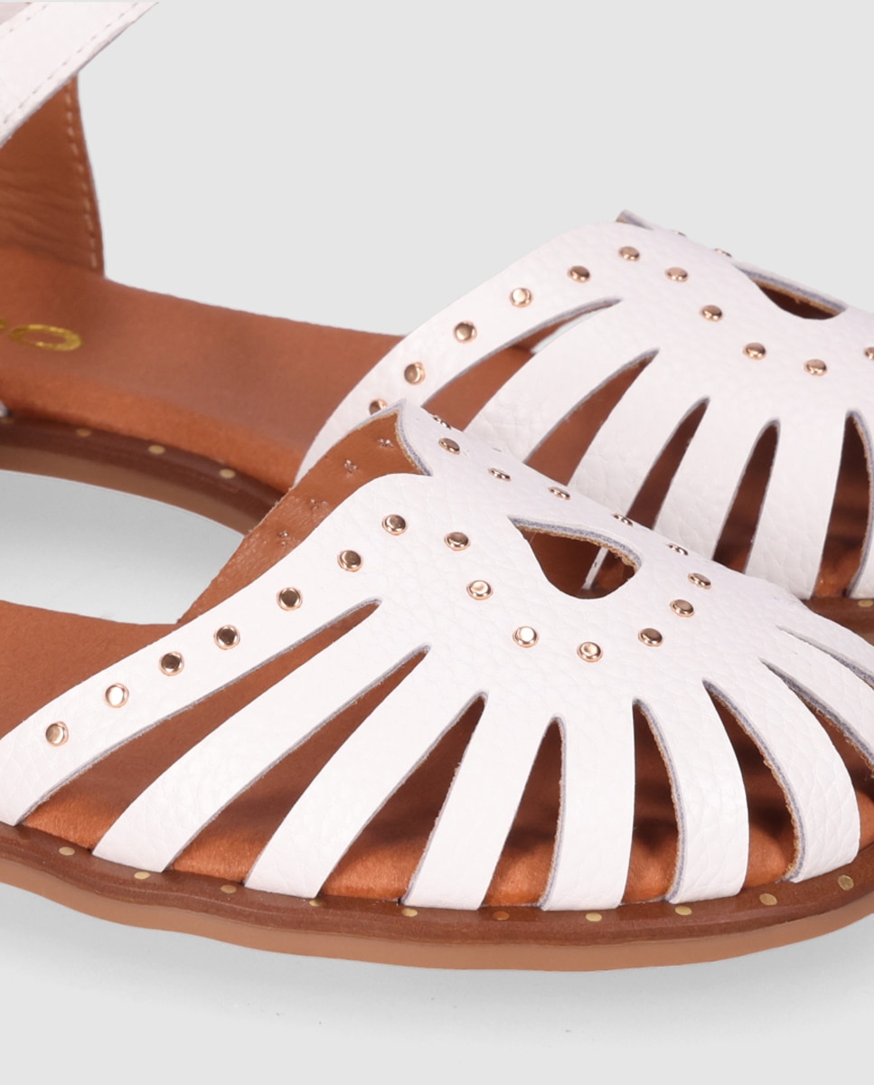 Sandalias planas de mujer realizadas en piel estilo cangrejera destalonadas con tachas decorativas - Chika10 - Blanco Blanco-5