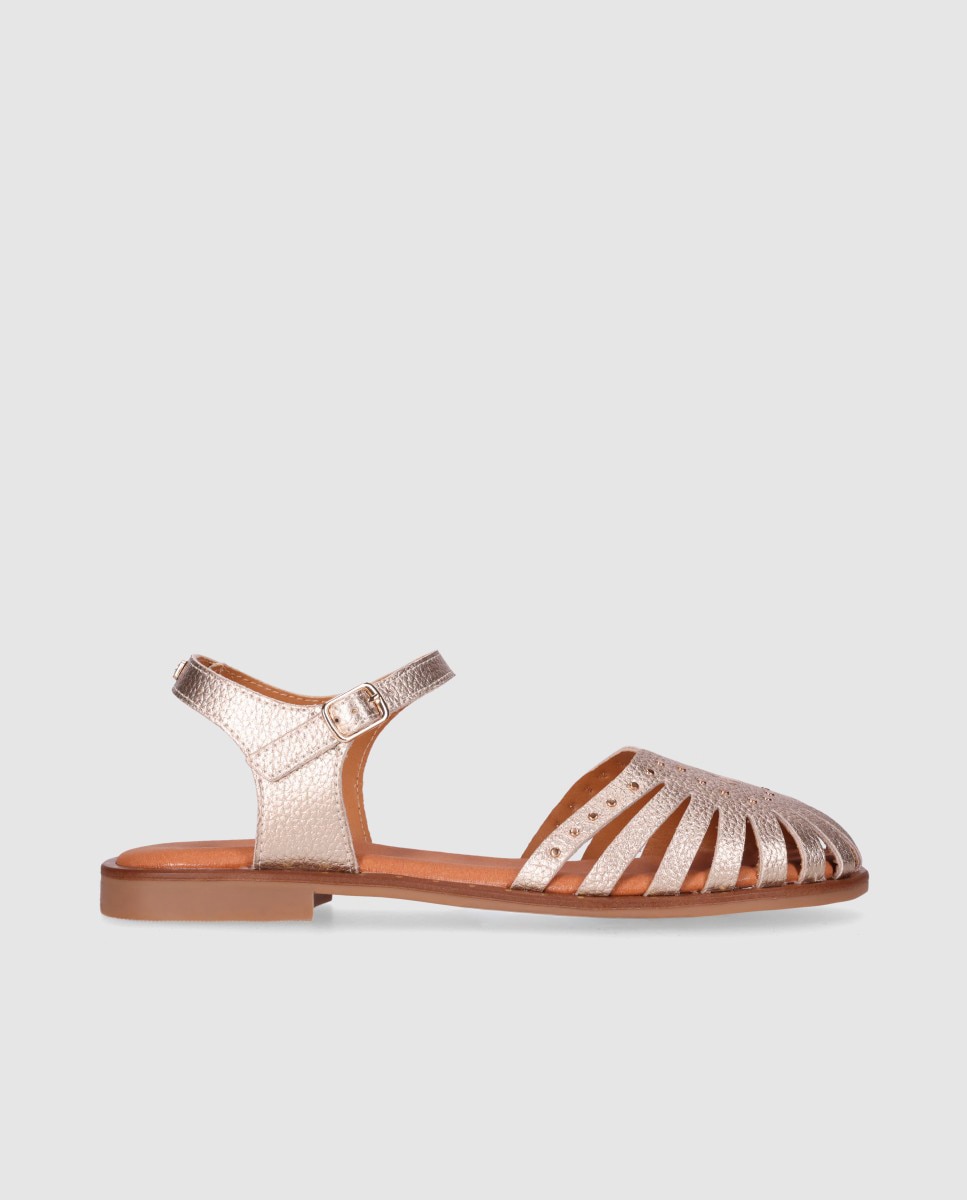 Sandalias planas de mujer realizadas en piel estilo cangrejera destalonadas con tachas decorativas - Chika10 - Oro Oro-1