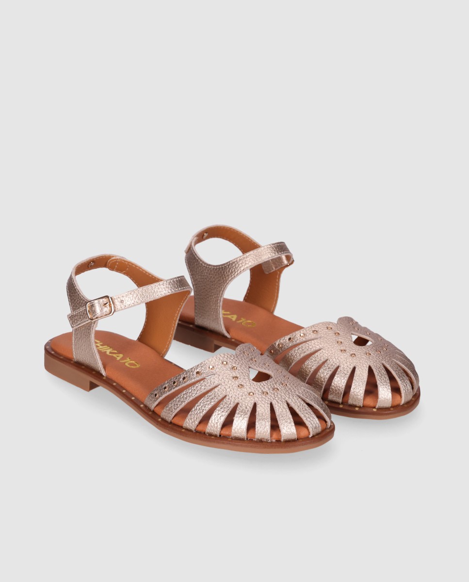 Sandalias planas de mujer realizadas en piel estilo cangrejera destalonadas con tachas decorativas - Chika10 - Oro Oro-3