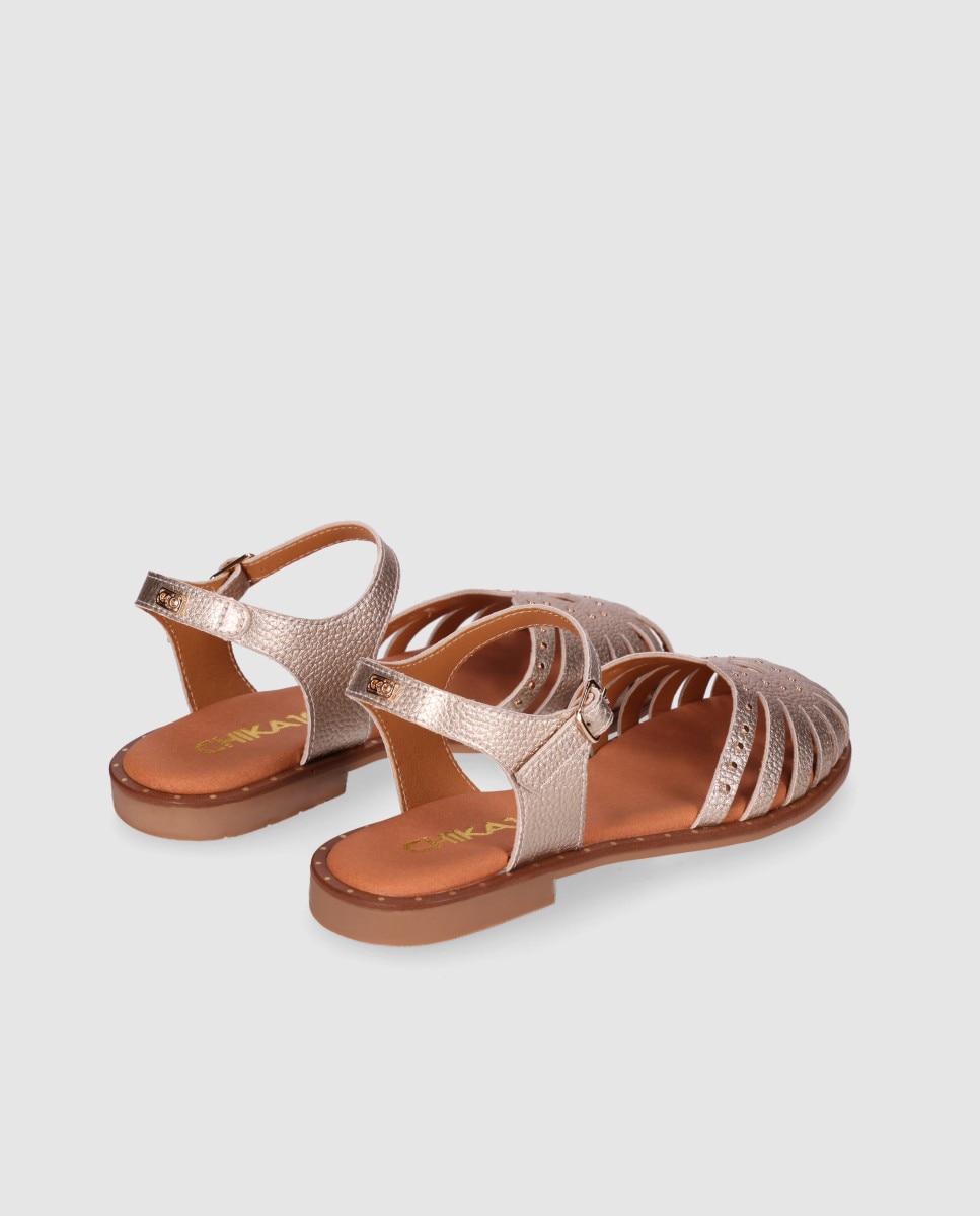 Sandalias planas de mujer realizadas en piel estilo cangrejera destalonadas con tachas decorativas - Chika10 - Oro Oro-2