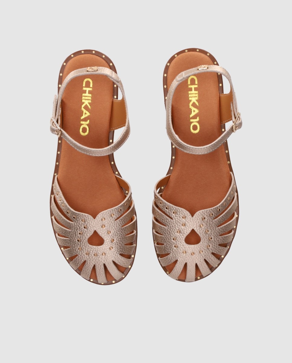 Sandalias planas de mujer realizadas en piel estilo cangrejera destalonadas con tachas decorativas - Chika10 - Oro Oro-4