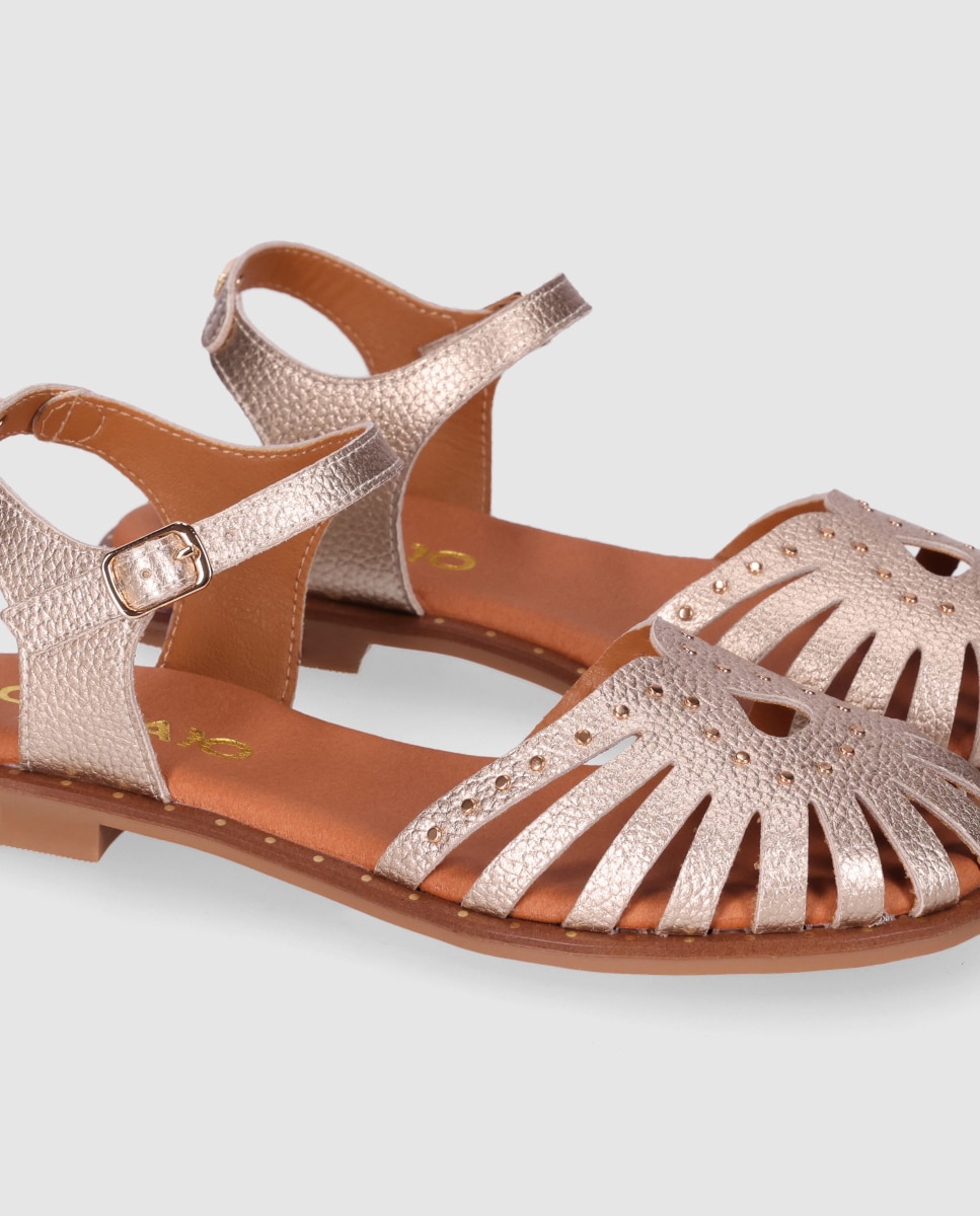 Sandalias planas de mujer realizadas en piel estilo cangrejera destalonadas con tachas decorativas - Chika10 - Oro Oro-5