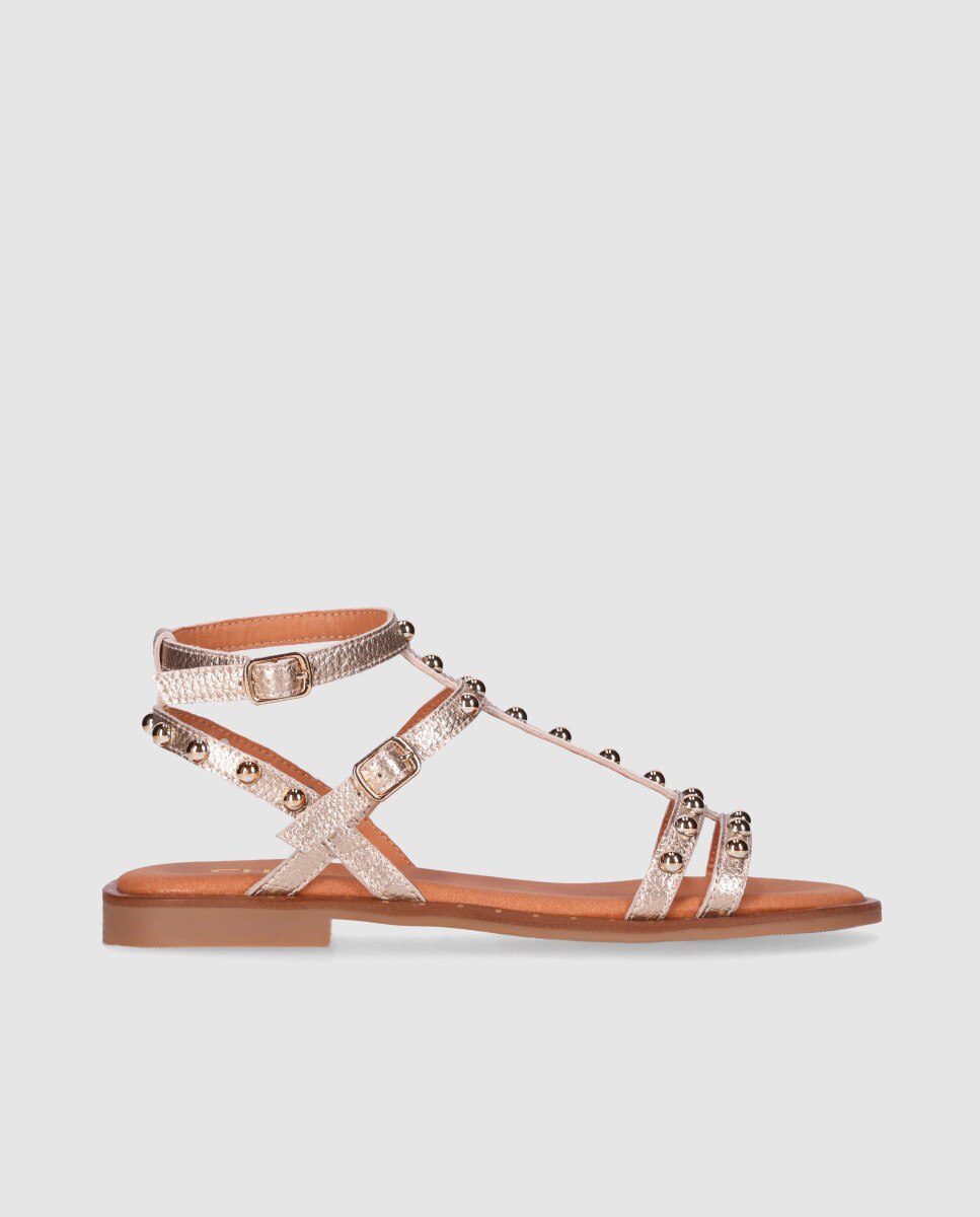 Chika10 - Sandalias planas de mujer en piel estilo romano con tachas decorativas.