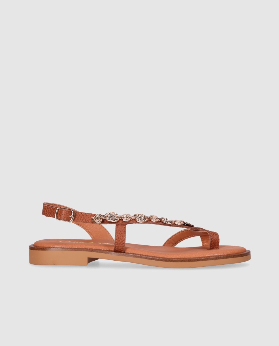Sandalias de dedo de mujer planas de piel con doble tira frontal y piezas metálicas decorativas - Chika10 - Marrón claro Marrón claro-1