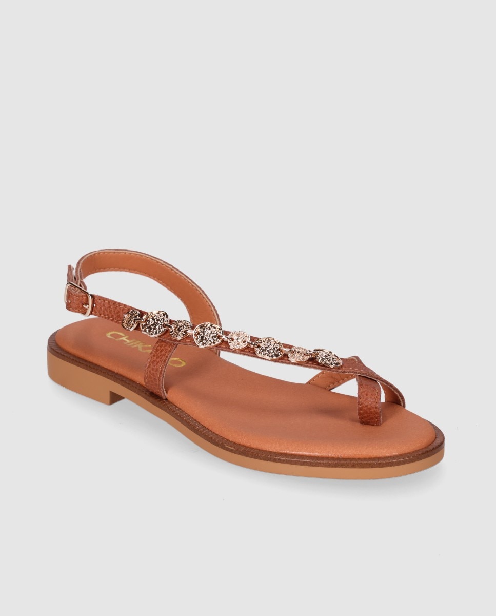 Sandalias de dedo de mujer planas de piel con doble tira frontal y piezas metálicas decorativas - Chika10 - Marrón claro Marrón claro-3