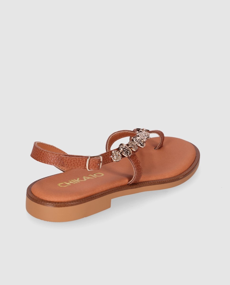 Sandalias de dedo de mujer planas de piel con doble tira frontal y piezas metálicas decorativas - Chika10 - Marrón claro Marrón claro-2