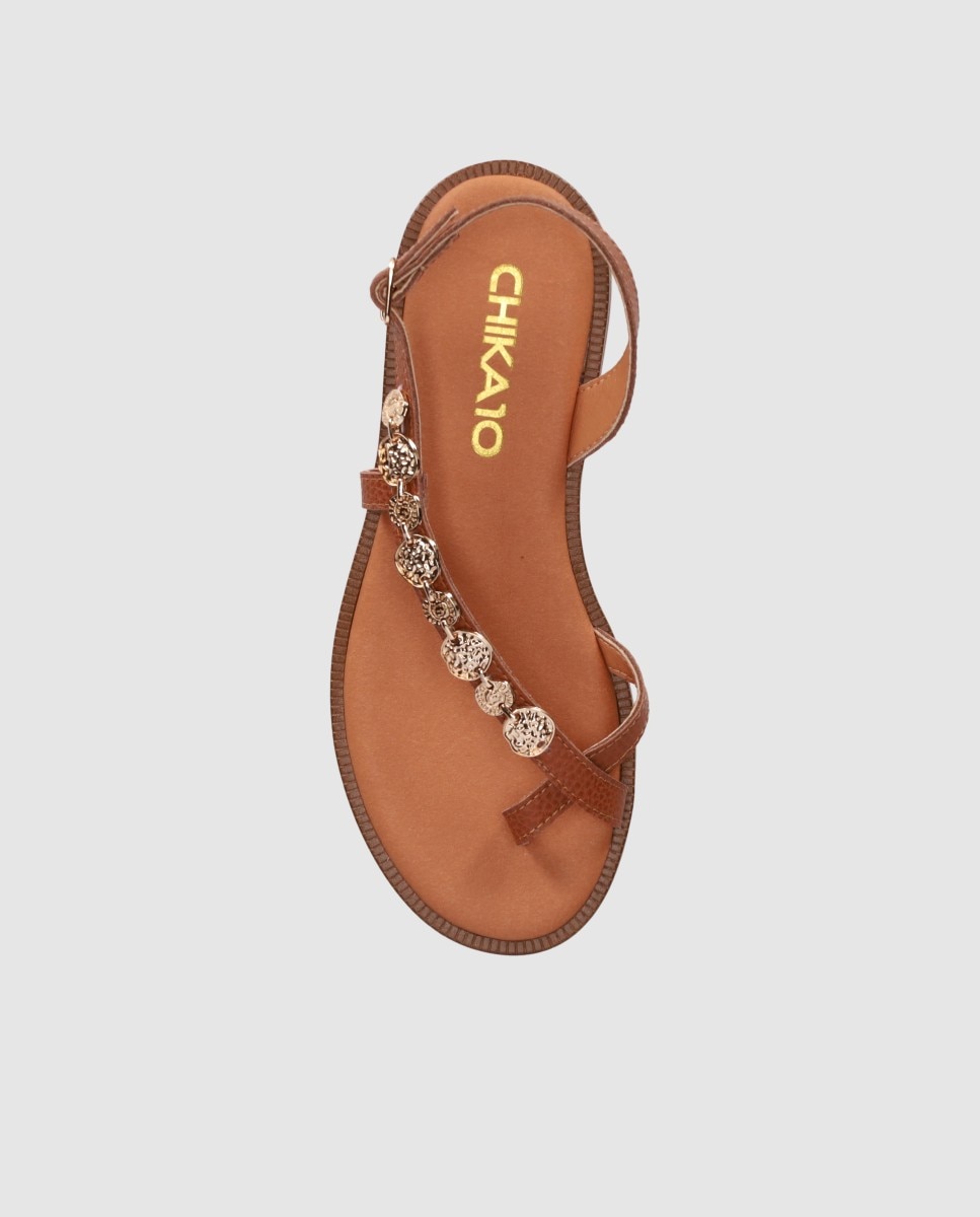 Sandalias de dedo de mujer planas de piel con doble tira frontal y piezas metálicas decorativas - Chika10 - Marrón claro Marrón claro-4