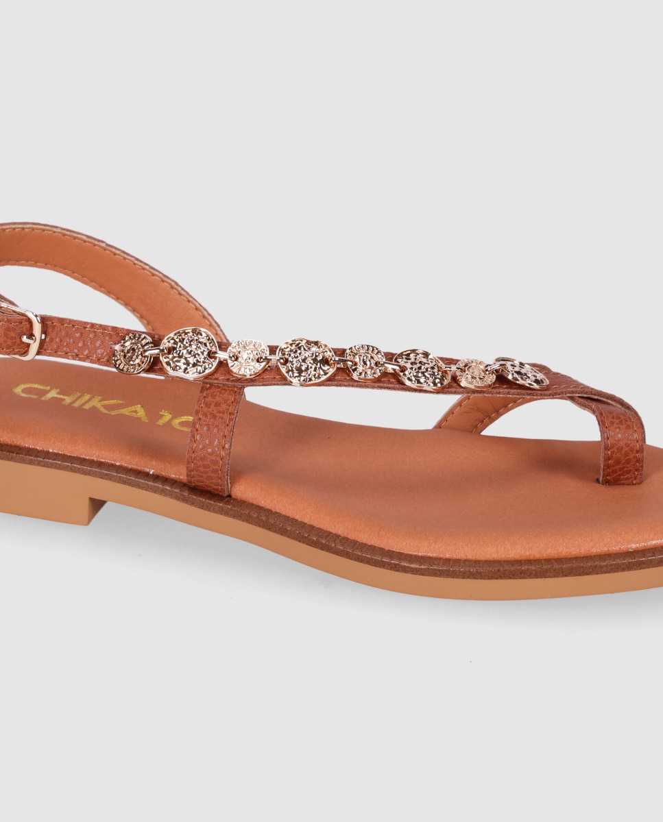 Sandalias de dedo de mujer planas de piel con doble tira frontal y piezas metálicas decorativas - Chika10 - Marrón claro Marrón claro-5