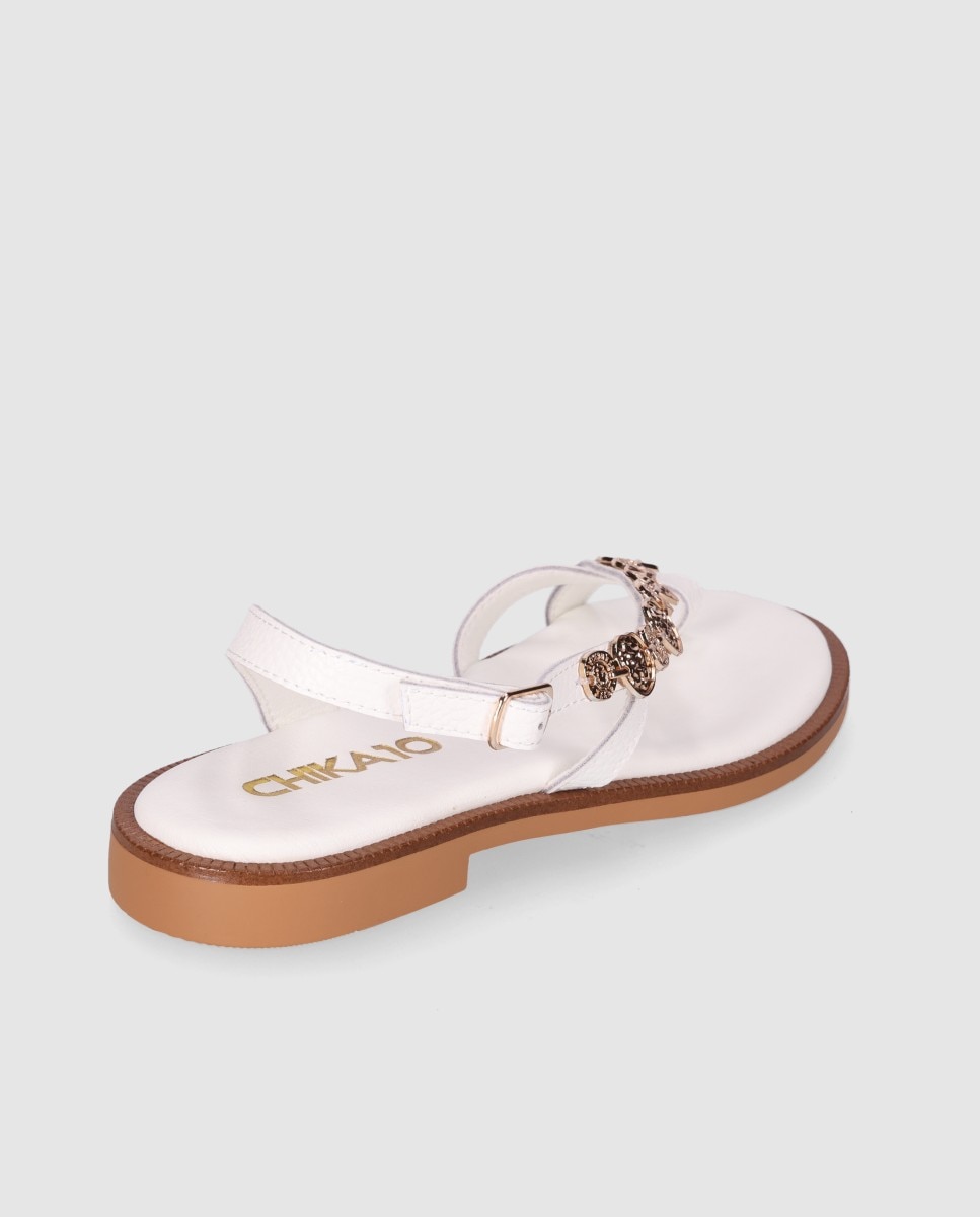 Sandalias de dedo de mujer planas de piel con doble tira frontal y piezas metálicas decorativas - Chika10 - Blanco Blanco-2