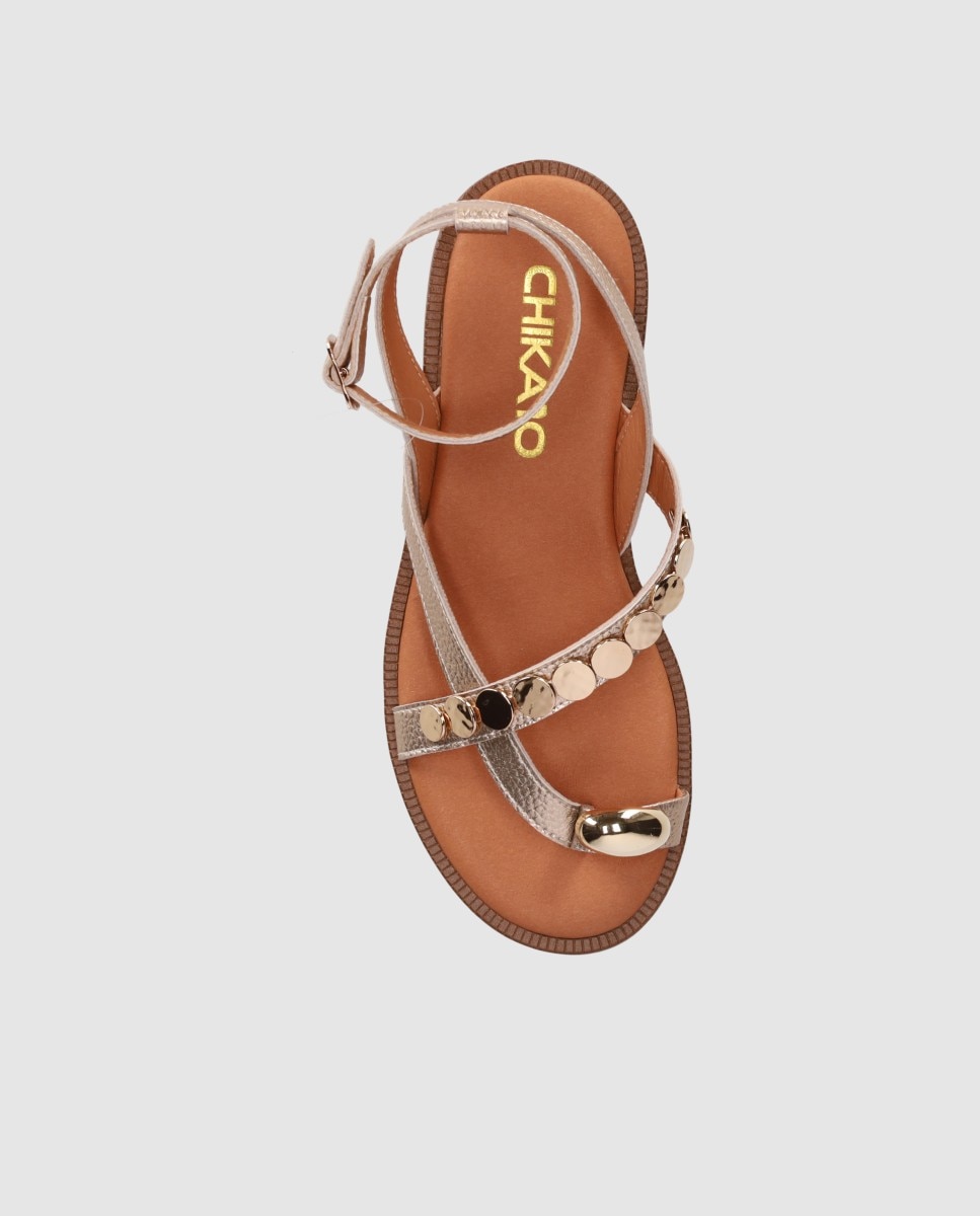 Sandalias de dedo de mujer planas realizadas en piel con pala de tiras cruzadas y cierre hebilla al tobillo - Chika10 - Oro Oro-4